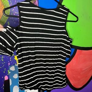Cute shoulder cutoff shirt
